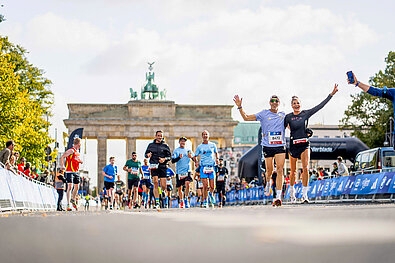 BMW BERLIN-MARATHON 2024 BMW BERLIN-MARATHON 2024: Läufer:innen vor dem Brandenburger Tor @ SCC EVENTS