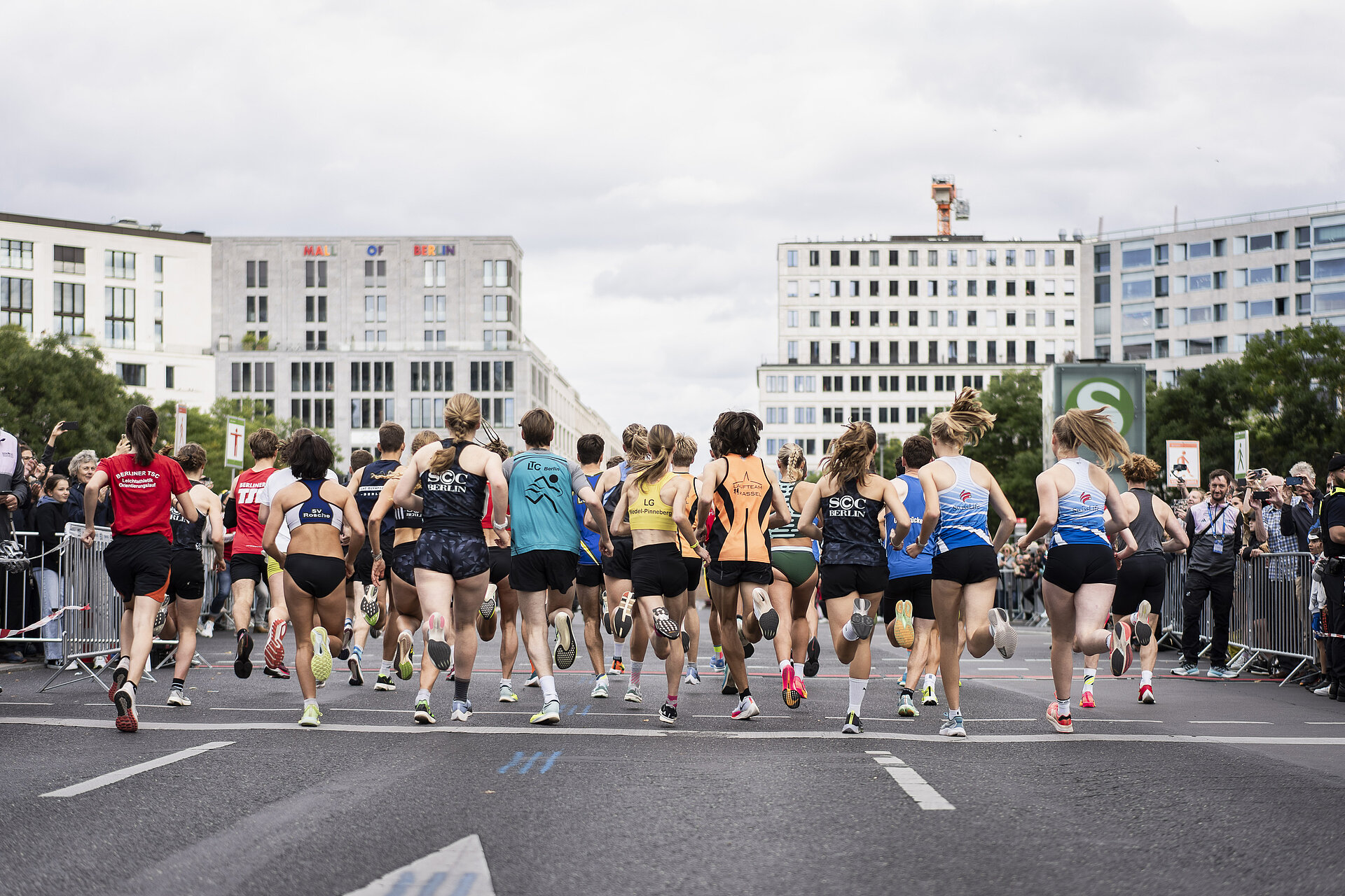 BMW BERLIN-MARATHON R5K: Field of participants runs past the crowd.