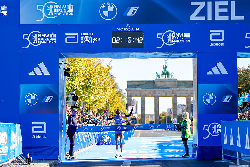 Tigist Ketema crosses the finish line of the BMW BERLIN-MARATHON after 02:16:42 with the Brandenburg Gate in the background