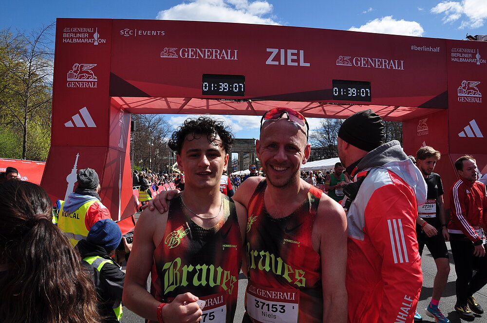 BMW BERLIN MARATHON: Hier wird gestartet: Niels zeigt Milan ihre Startwelle @SCC EVENTS // Maximilian Bodenstab Leicht erschöpft, trotzdem überglücklich. Das Vater-Sohn-Duo im Ziel. ©SCC EVENTS // Maximilian Bodenstab