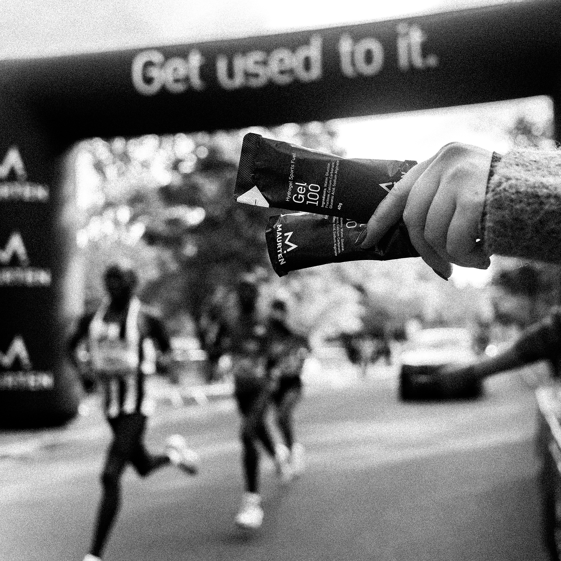 Maurten Gel 100 wird an Läufer:innen beim BERLIN-MARATHON 2024 ausgeteilt.